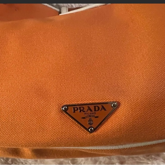#31027 🔥Hot Pick🔥Prada 💕❤️ Beautiful Preloved Prada shoulder bag - Picture 3 of 16